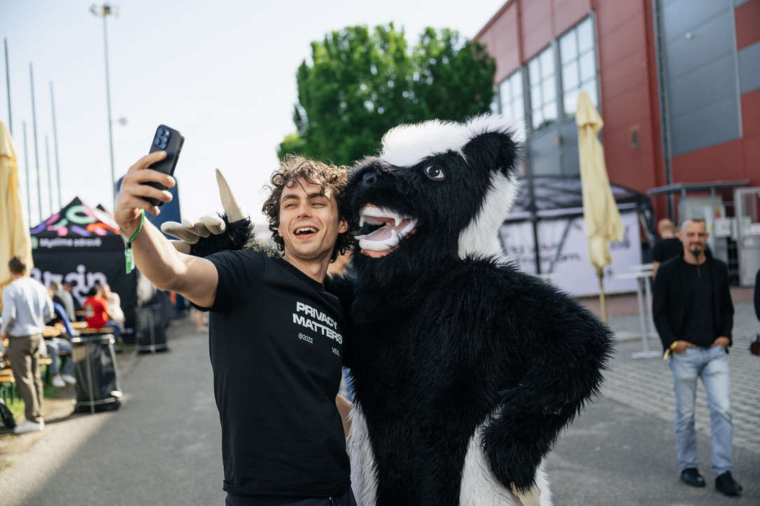 David taking a selfie with the Vexl mascot at BTC Prague